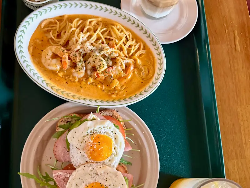 로제 파스타와 아보카도 샌드위치