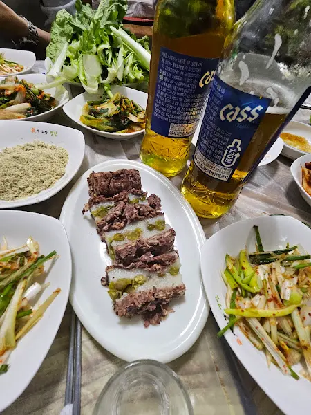 다채로운 반찬과 메인 요리가 한 상 가득 차려진 모습