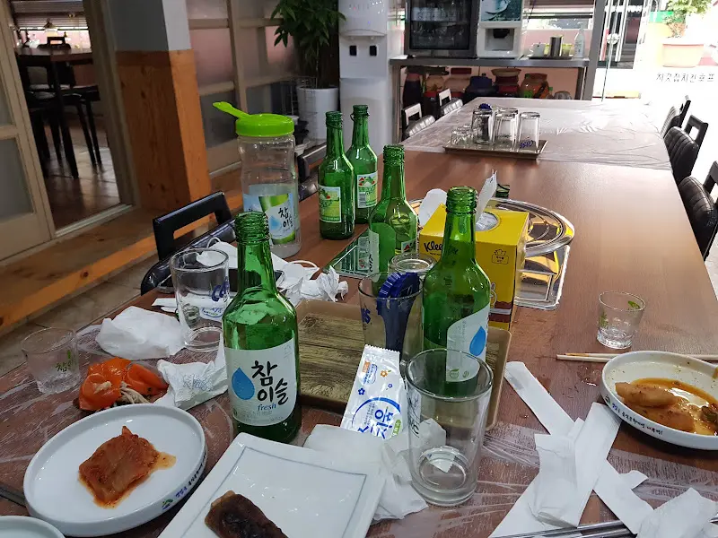 식사를 마친 후 테이블에 남은 음식의 흔적