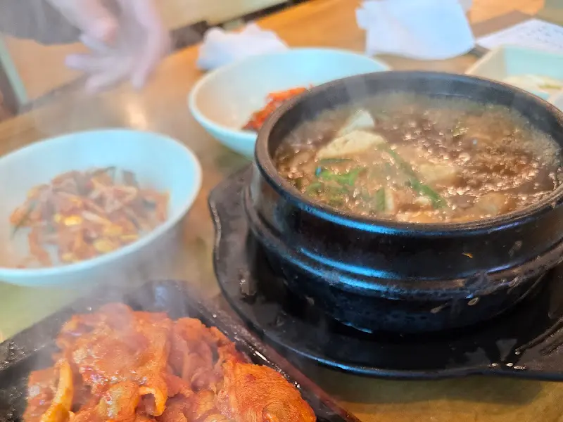 모락모락 김이 나는 된장찌개