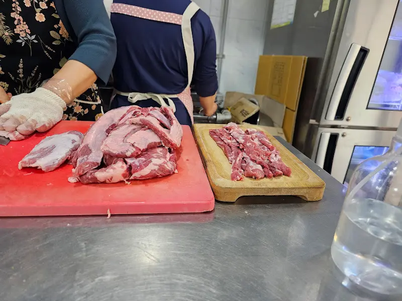 신선한 삼겹살 준비 모습