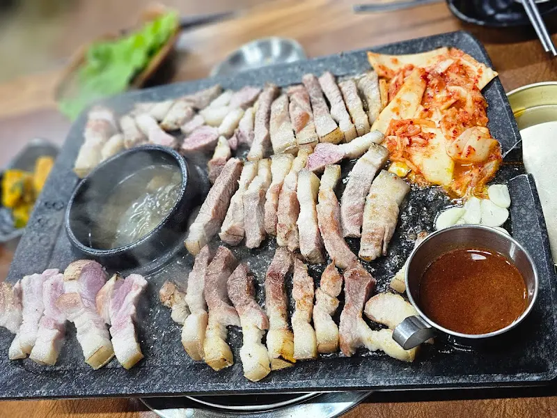 초벌된 흑돼지 한상차림