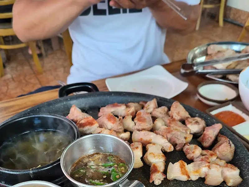 흑돼지 굽는 모습