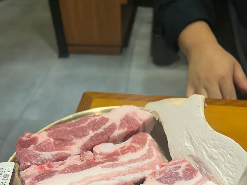 선홍빛 마블링이 예술인 꽃삼겹살