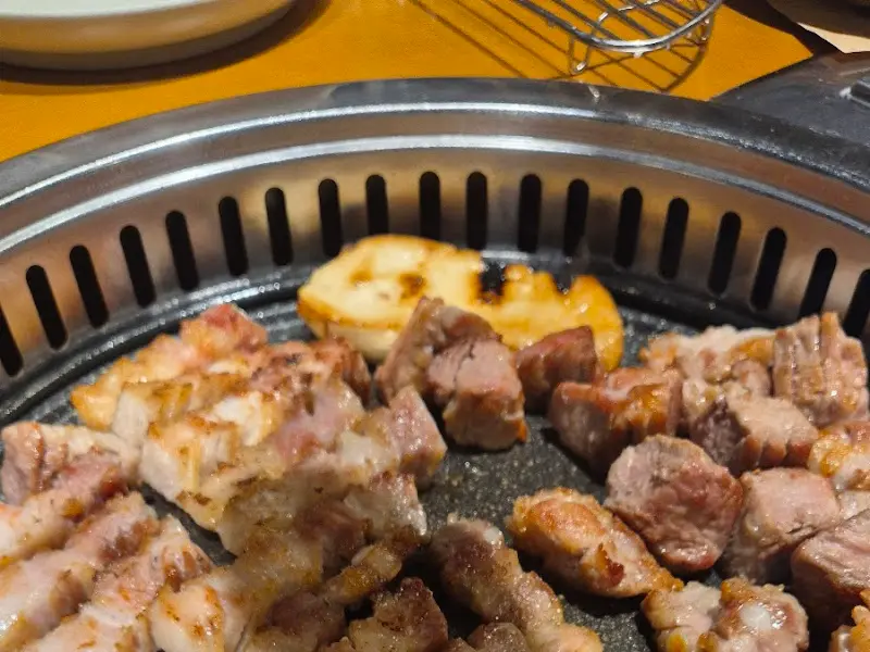 노릇노릇 맛있게 구워진 꽃삼겹살