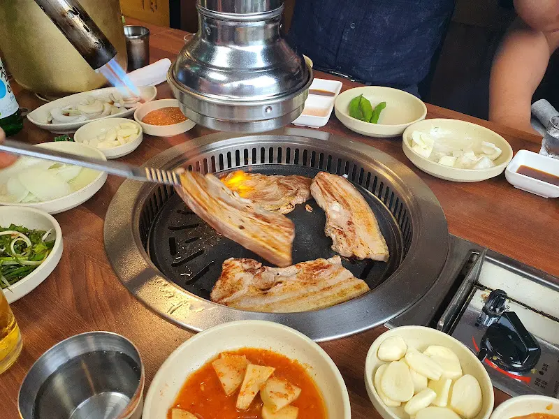 토치로 흑돼지 굽는 모습