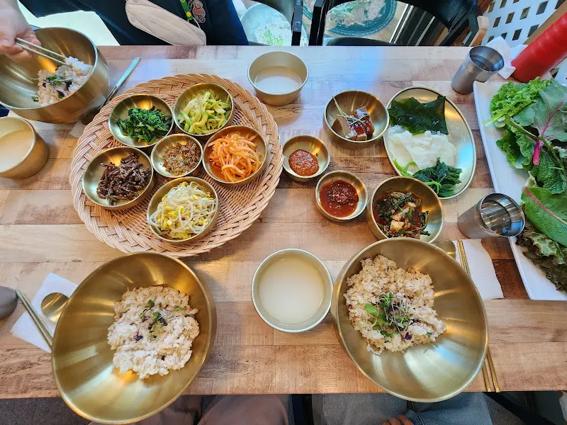 보리밥 비빔밥과 다양한 반찬들