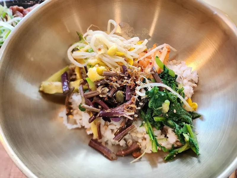 보리밥에 각종 나물을 넣고 비빈 모습