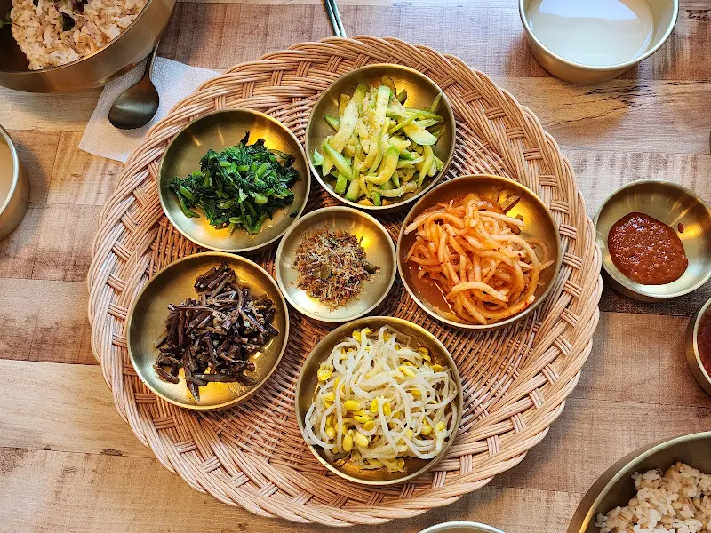 정갈하게 담긴 여러가지 나물 반찬