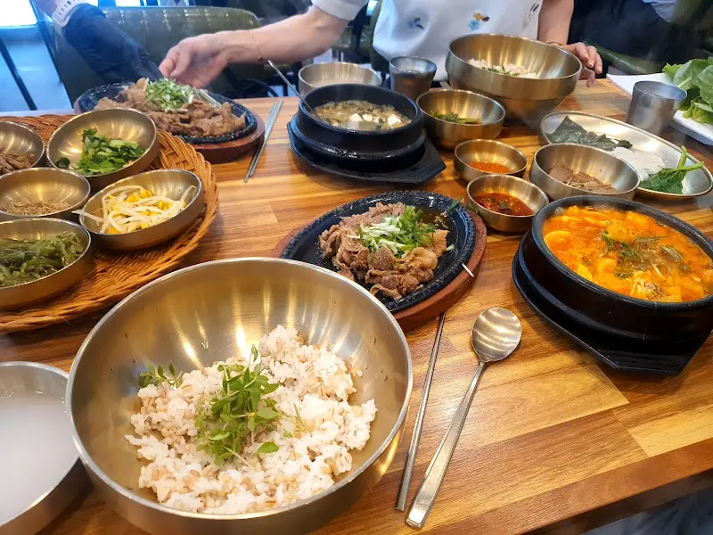 한 상 가득 차려진 보리밥 정식