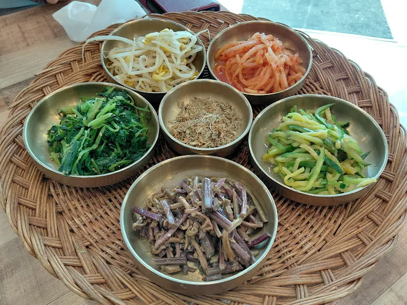 놋그릇에 담긴 보리밥과 숭늉