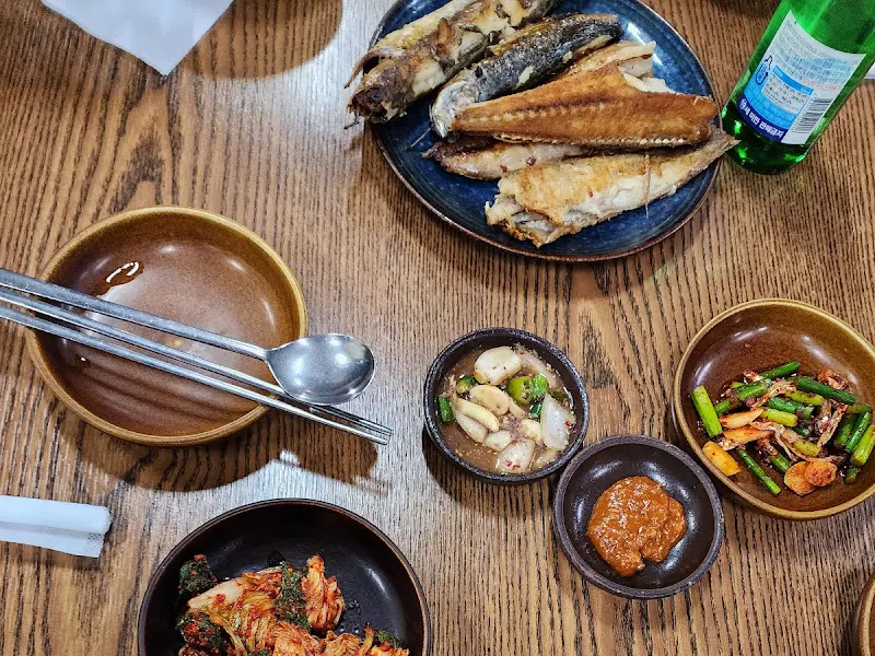 생선구이와 밑반찬 전체 샷