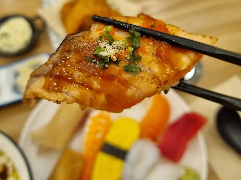 윤기가 흐르는 구운 연어 초밥