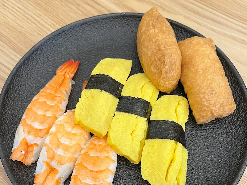 샛노란 계란 초밥과 유부 초밥