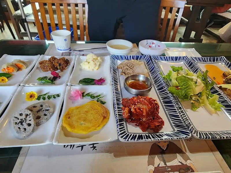 메주꽃 정식 상차림