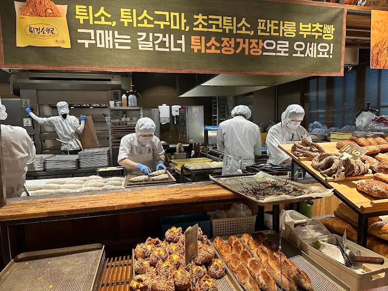 튀소정거장 내부