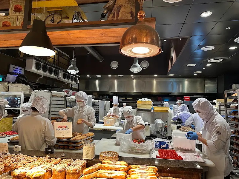 빵을 만드는 모습