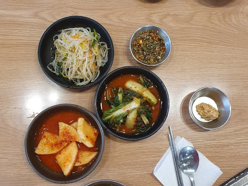 정갈하게 담겨 나온 밑반찬