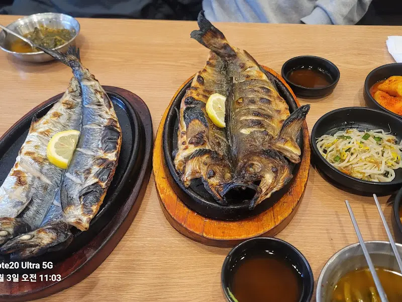 화덕에서 갓 구워져 나온 고등어구이