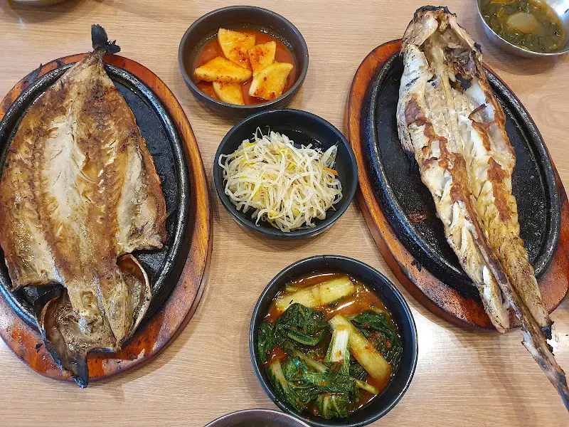 노릇하게 구워진 생선구이와 솥밥 한 상 차림