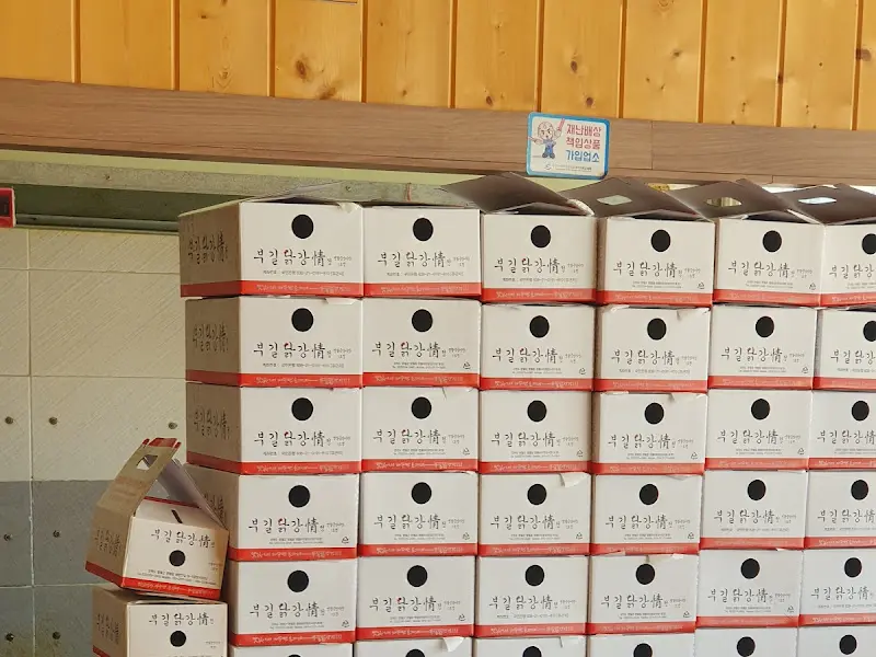 가게 한 켠에 쌓여있는 닭강정 포장 상자