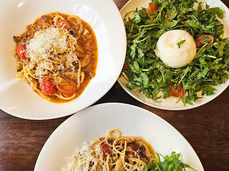 세팅된 음식 사진