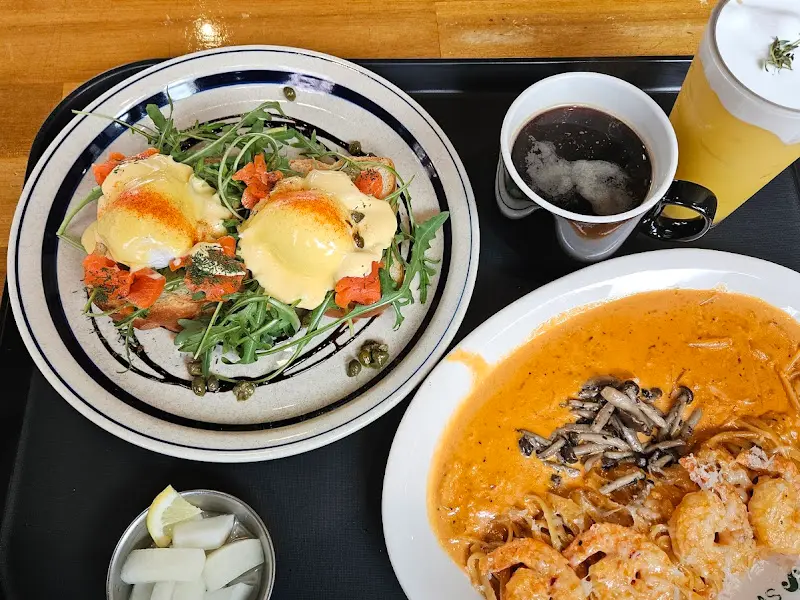 에그 베네딕트와 명란 크림 파스타