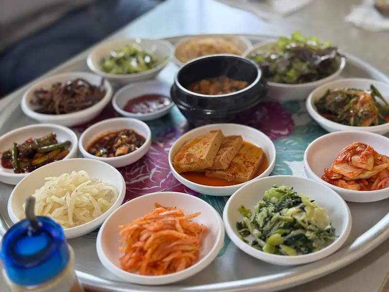 다채로운 색감의 나물 반찬들