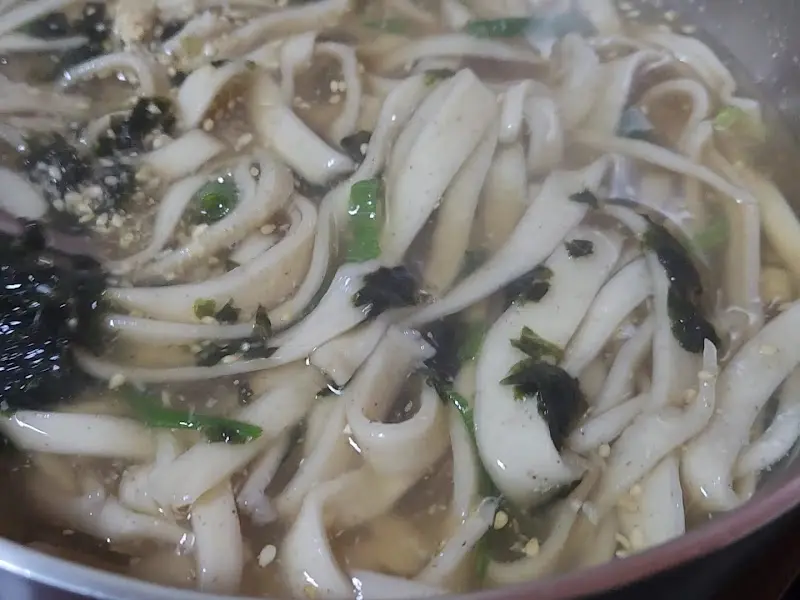 김 가루와 깨가 듬뿍 뿌려진 콧등치기 국수