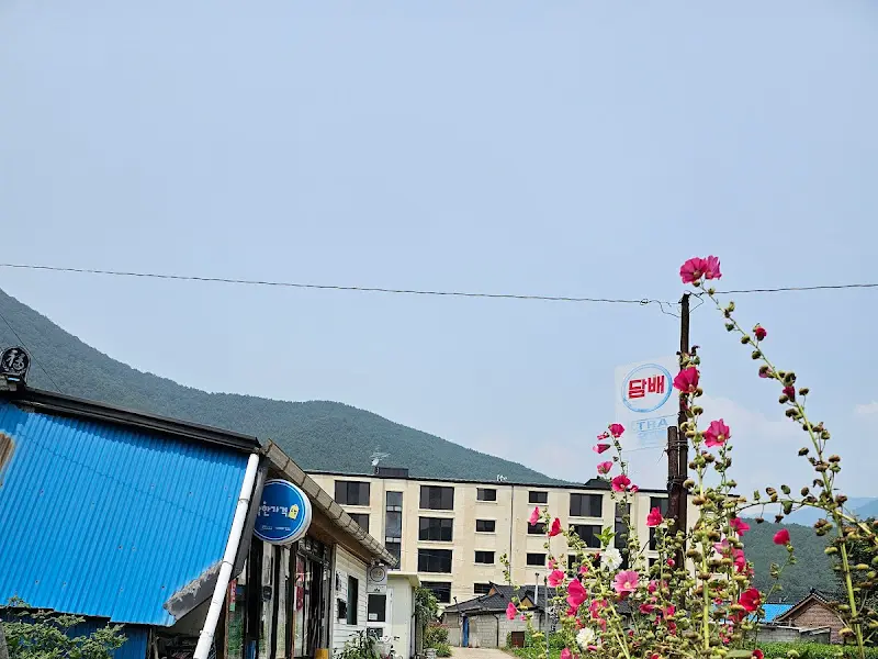 파란 하늘 아래 정겨운 시골 풍경