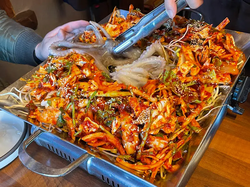 산낙지 철판의 화려한 비주얼