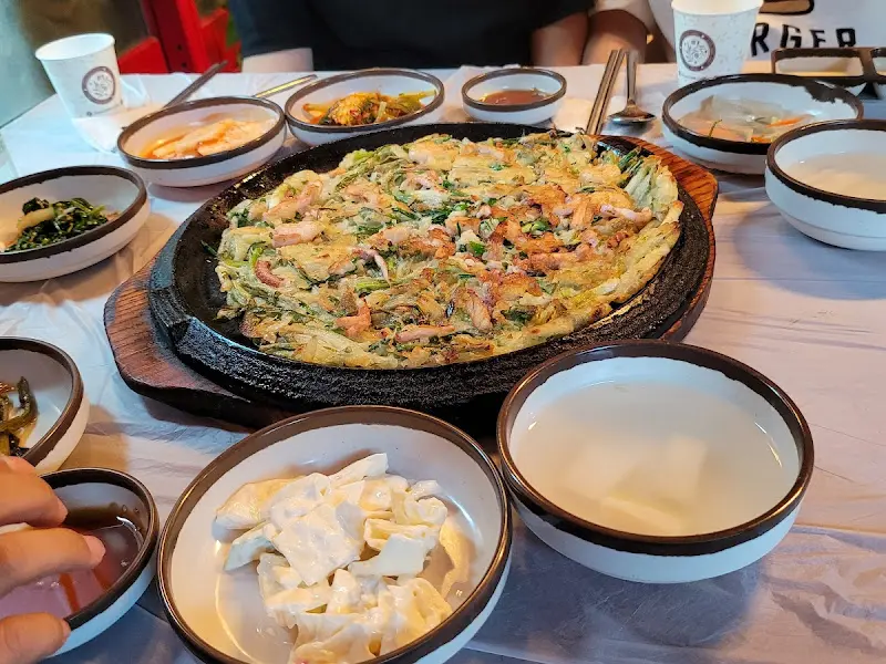 다양한 밑반찬과 해물파전