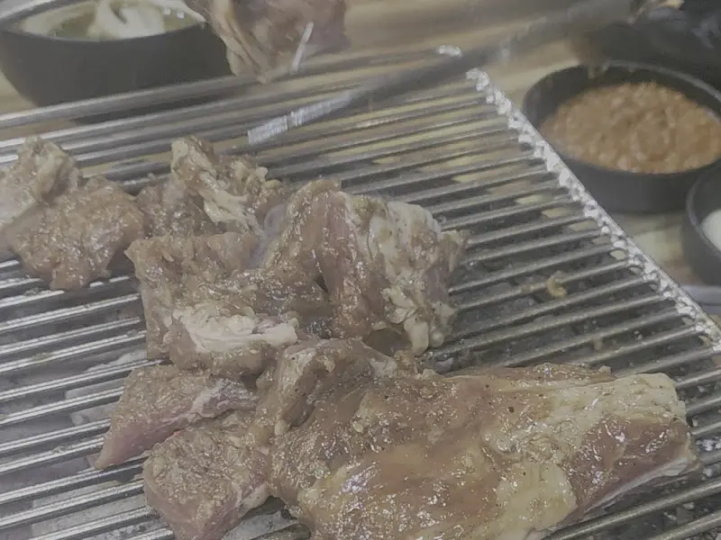 숯불 위에서 익어가는 돼지갈비