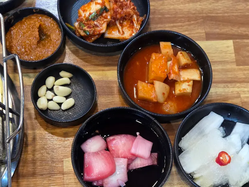 정갈하게 담겨 나온 밑반찬들