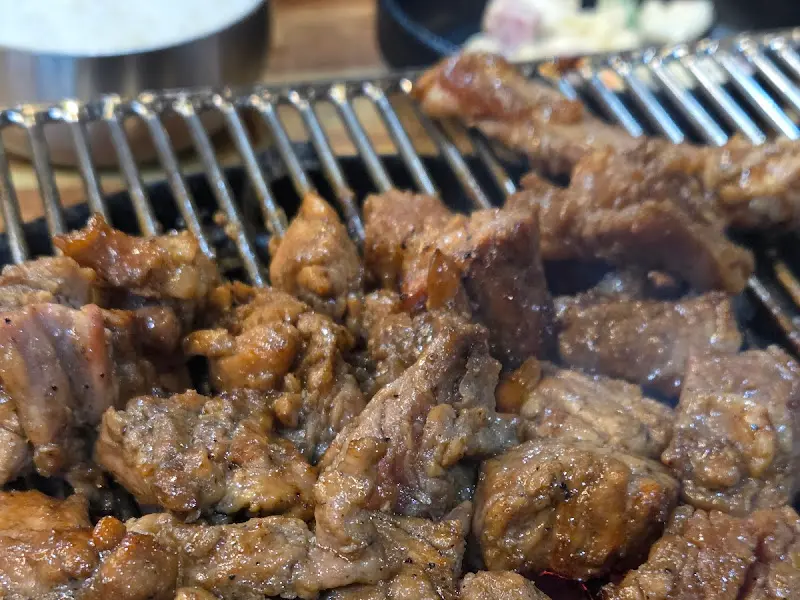 노릇노릇 익어가는 돼지갈비