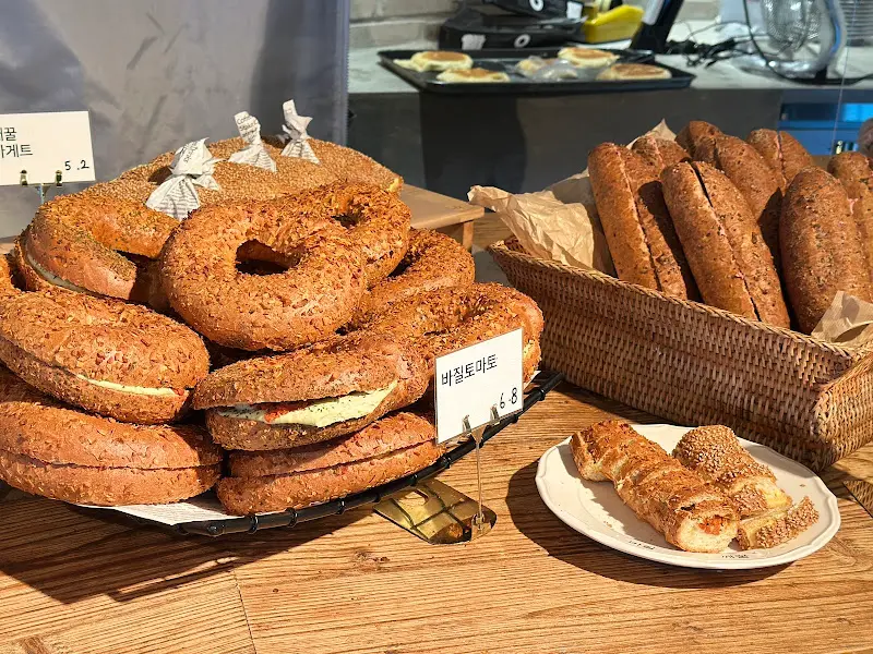 다양한 빵이 진열된 모습