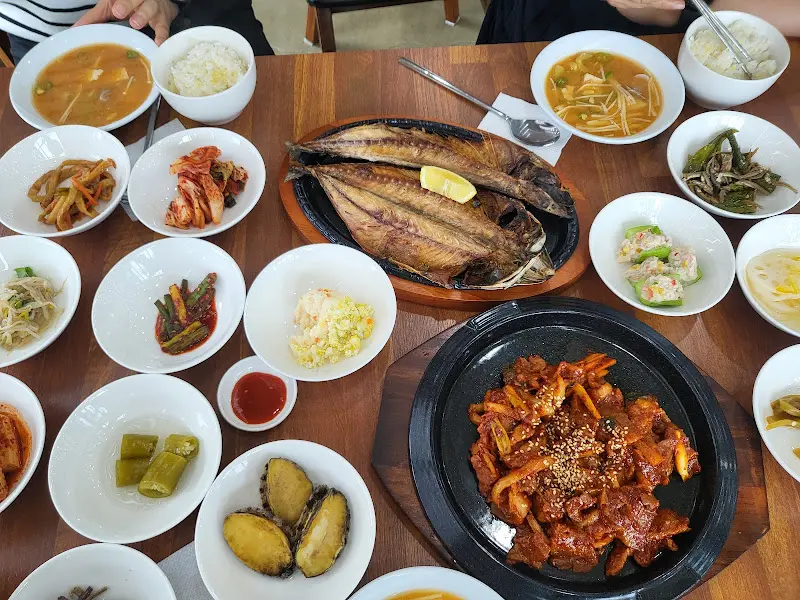 한상 가득 차려진 모습