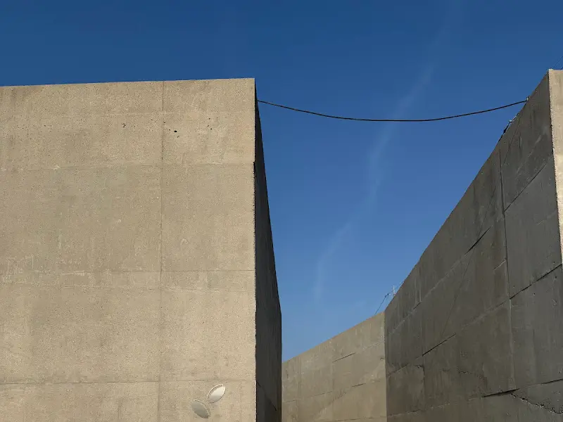 웅장한 콘크리트 벽