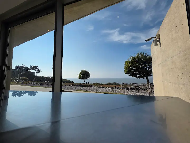 통유리창으로 보이는 바다