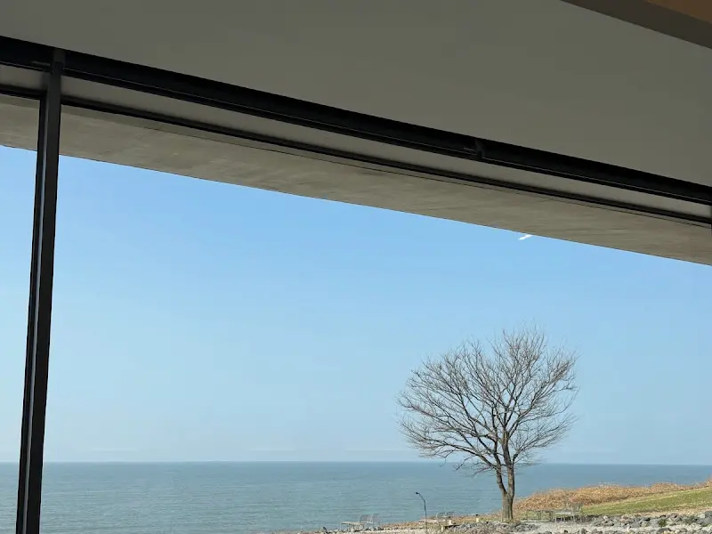 카페에서 바라본 바다