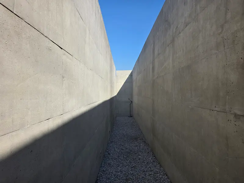 카페로 향하는 통로