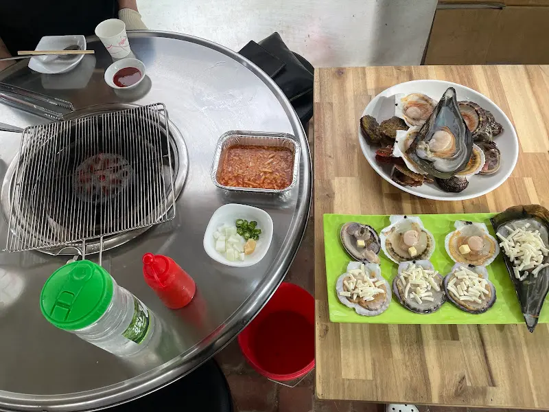 신선한 조개 모듬 한 상 차림