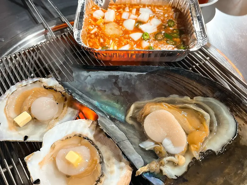 화로 위에서 익어가는 키조개와 양념