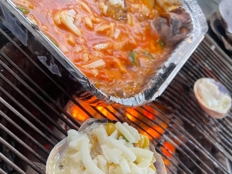 치즈와 콘샐러드를 함께 녹여 만든 특별 메뉴