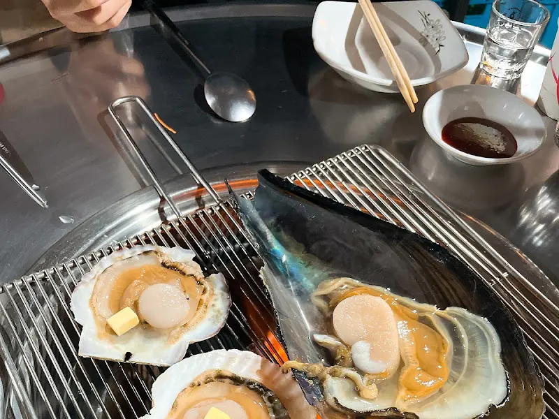 화로 위에서 익어가는 조개들