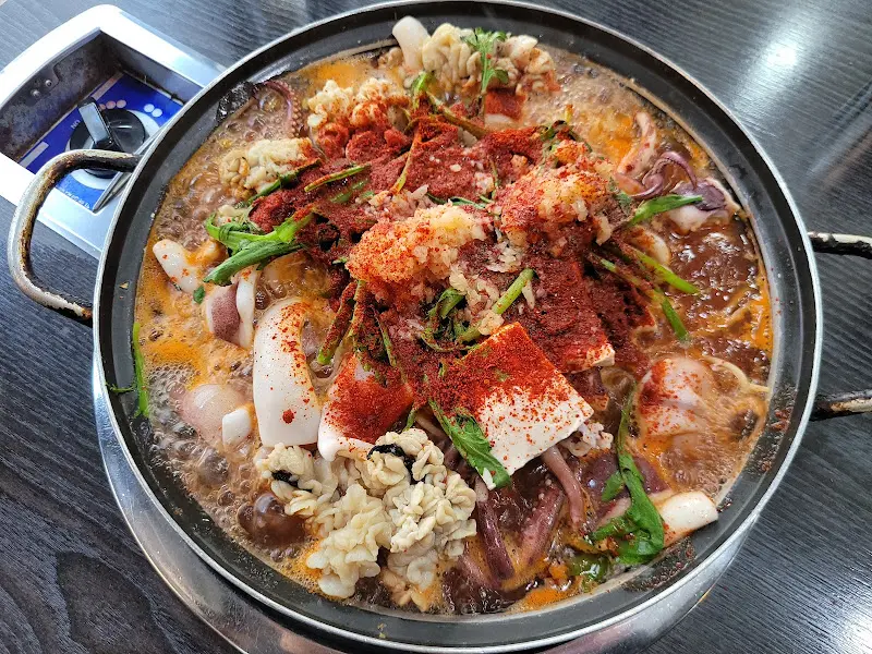 보글보글 끓는 오징어찌개