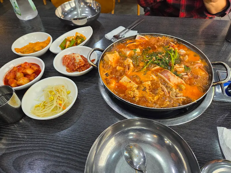오징어찌개와 밑반찬