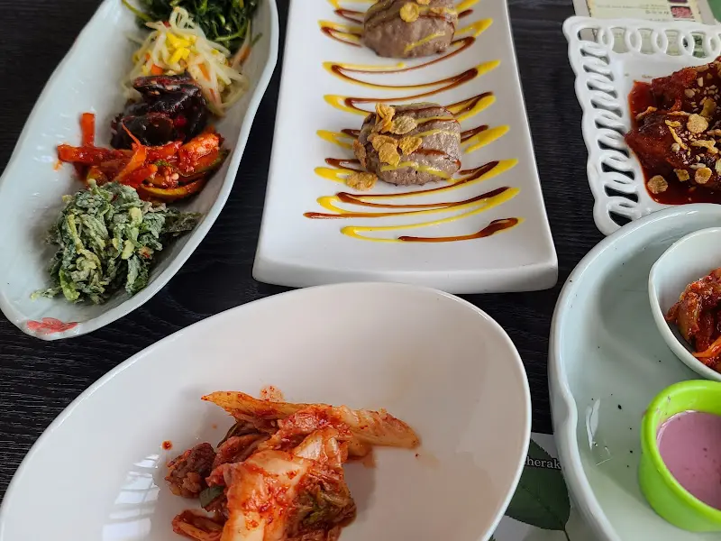 다채로운 색감의 밑반찬