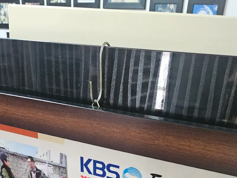 벽에 걸린 사진 액자 고정 장치