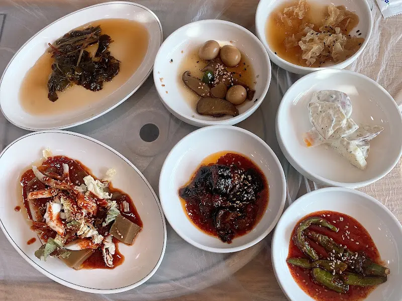 정갈하게 차려진 밑반찬들